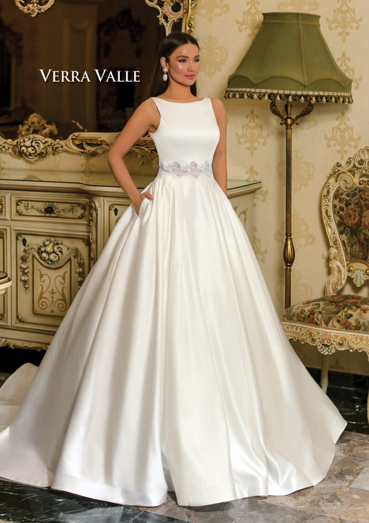 Vera Vaille Couture A-line wedding dress with pockets